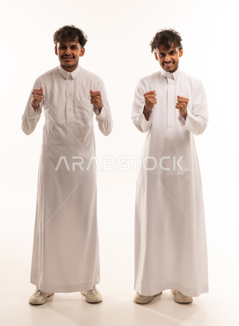 شباب سعوديون بالثوب التقليدي يحتفلون بالنجاح