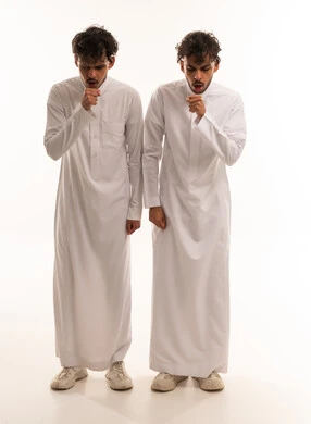 رجال سعوديون بالثوب الأبيض يسعلون في الاستوديو