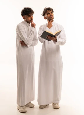 رجال سعوديون بالثوب الأبيض يفكرون مع كتاب