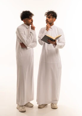 شباب سعوديون بالثوب التقليدي يقرؤون ويفكرون