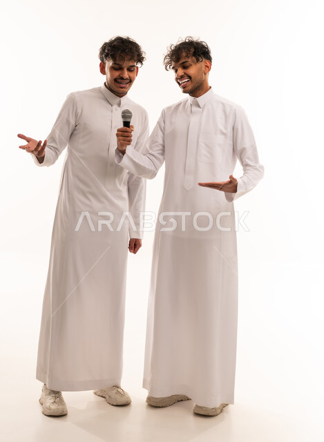 رجال سعوديون بالثوب مع ميكروفون في استوديو