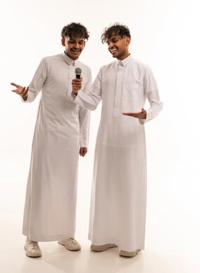 رجال سعوديون بالثوب مع ميكروفون في استوديو