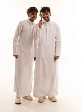 رجال سعوديون بالثوب مع عدسة مكبرة