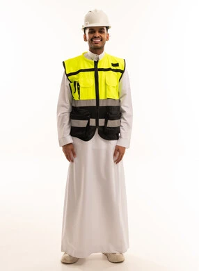 مهندس سعودي بالثوب التقليدي ومعدات السلامة