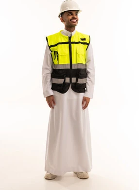 مهندس سعودي بالثوب التقليدي وسترة السلامة المهنية