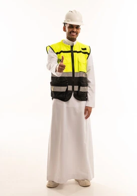 مهندس سعودي بزي السلامة مع إيماءة الإبهام