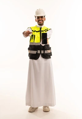مهندس سعودي يحمل هاتف ذكي بخلفية بيضاء