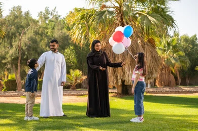 عائلة سعودية مع بالونات في حديقة عامة عائلة سعودية مع بالونات في حديقة عامة