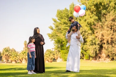 عائلة سعودية مع أطفال في حديقة عامة