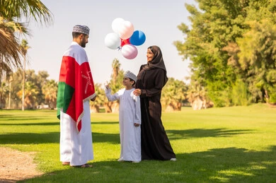 عائلة عمانية تحتفل باليوم الوطني في الحديقة