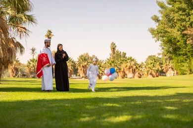 عائلة عمانية تحتفل بالعيد الوطني في حديقة عامة