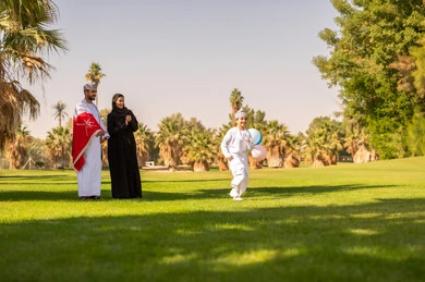 عائلة عمانية تحتفل باليوم الوطني في الحديقة