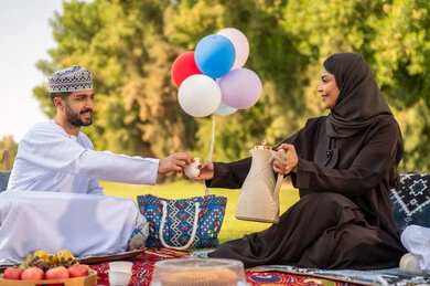 رجل عماني وامرأة إماراتية في نزهة وتناول قهوة