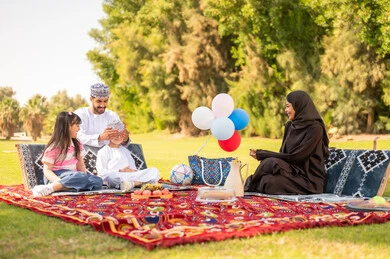 عائلة عمانية في نزهة خارجية بالزي التقليدي