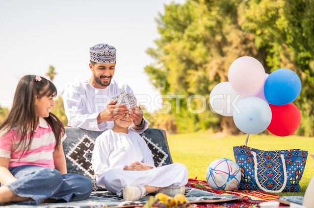 نزهة عائلية عمانية في الحديقة باللباس التقليدي