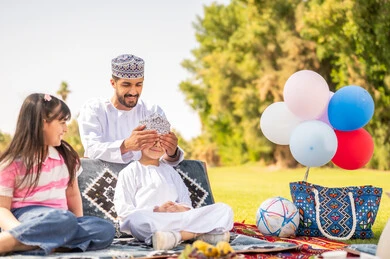 نزهة عائلية عمانية في الحديقة باللباس التقليدي