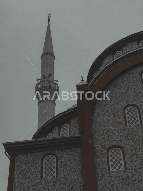 صورة لاحد المساجد والمئذنة لرفع صوت الاذان ، الصلاة والعبادة ، بيوت الله ، التقرب الى الله 