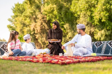 عائلة عُمانية في نزهة بالزي التقليدي