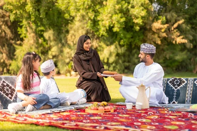 نزهة عائلية عمانية في الحديقة باللباس التقليدي