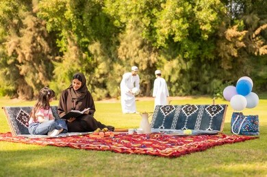 عائلة عمانية في نزهة خارجية بالحديقة