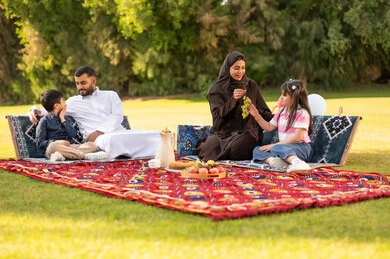 عائلة سعودية في نزهة بحديقة عامة