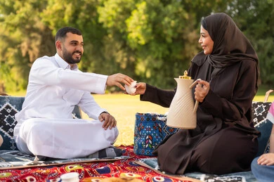 زوج سعودي يتناول القهوة في نزهة خارجية