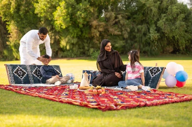 نزهة عائلة سعودية في حديقة عامة مع ديكور تقليدي