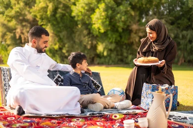 نزهة عائلة سعودية في الحديقة بالزي التقليدي