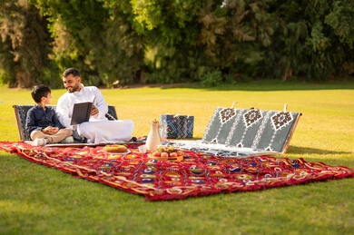 أب إماراتي وابنه في نزهة بالحديقة العامة