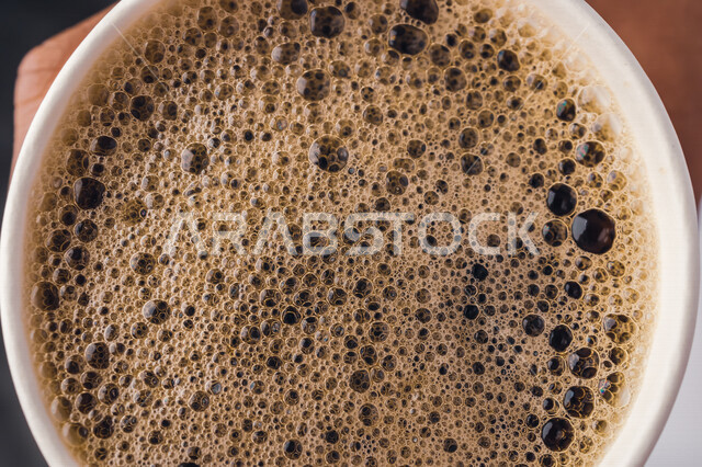 صورة مقربة للفقاعات على وجه القهوة في فنجان القهوة ، القهوة العربية ، مشروب اسبريسو ، مشروبات ساخنة 