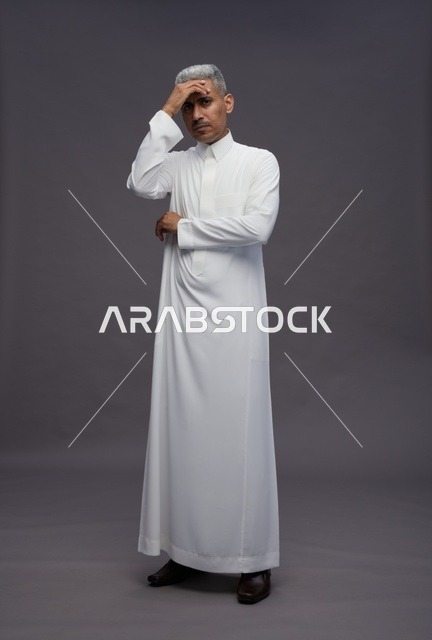 رجل سعودي بالثوب الأبيض على خلفية رمادية