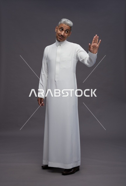 رجل سعودي بالثوب الأبيض يقوم بإيماءة التوقف