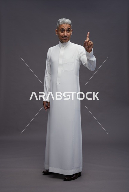 رجل سعودي بالثوب الأبيض يشير للأعلى