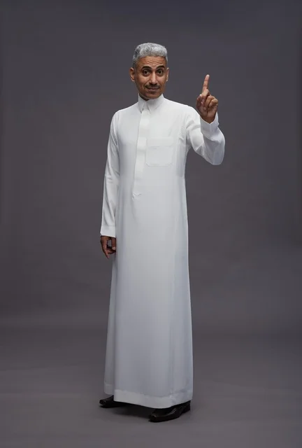 رجل سعودي بالثوب الأبيض يشير للأعلى