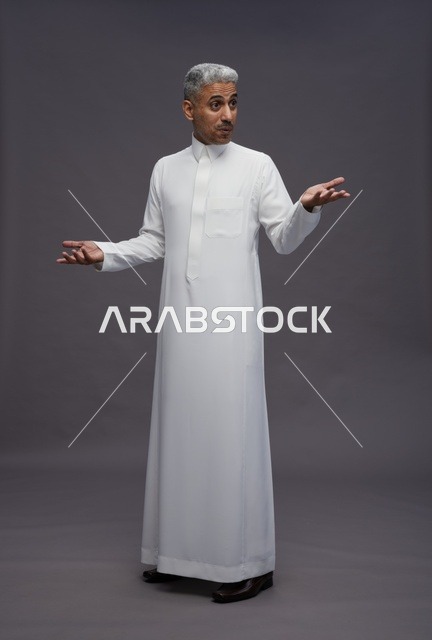 رجل سعودي بالثوب التقليدي مع إيماءات اليد