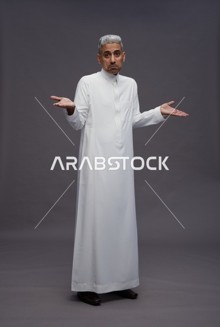رجل سعودي يرتدي الثوب يعبر عن الحيرة والاستغراب