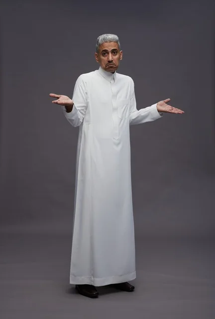 رجل سعودي يرتدي الثوب يعبر عن الحيرة والاستغراب