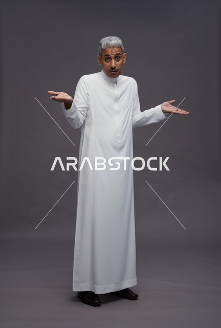 رجل سعودي بالثوب الأبيض يقوم بإيماءة الاستغراب