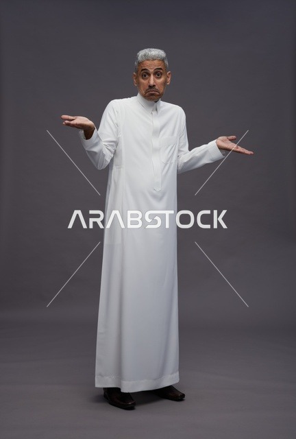 رجل سعودي بالثوب التقليدي يؤدي إيماءة الحيرة