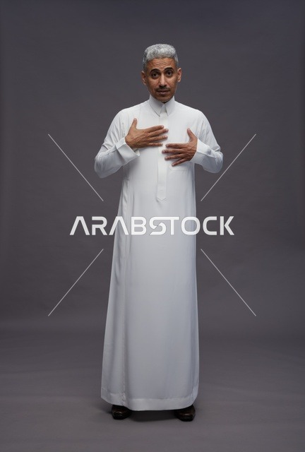 رجل سعودي بالثوب الأبيض على خلفية رمادية