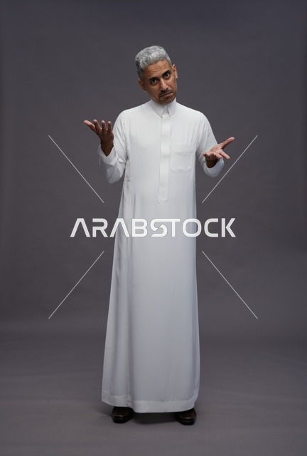 رجل سعودي بالثوب الأبيض مع إيماءة تساؤل وحيرة
