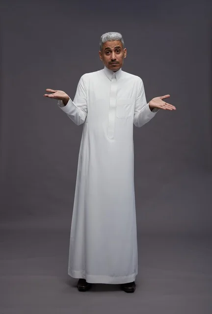 رجل سعودي بالثوب الأبيض يرفع يديه بحيرة