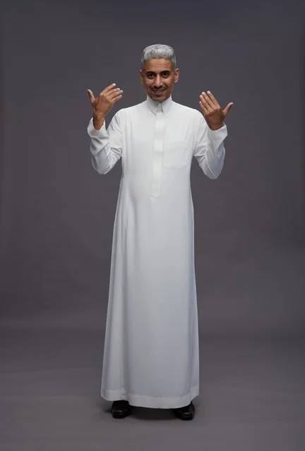 رجل سعودي بالثوب الأبيض بخلفية رمادية