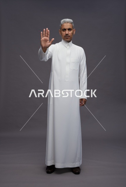 رجل سعودي بالثوب الأبيض مع إيماءة التوقف