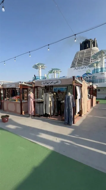 سوق تقليدي على سطح باخرة أرويا السعودية