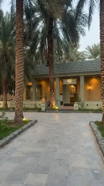 مدخل واحة النخيل في المدينة المنورة وقت المساء