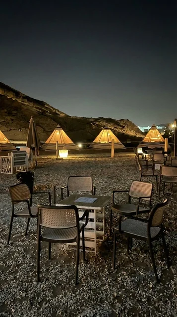 جلسات خارجية في حديقة الجبل بالمدينة المنورة ليلاً