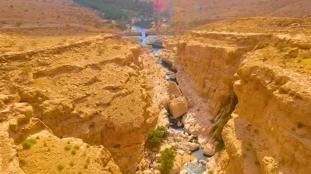 وادي صخري عميق في سلطنة عمان منظر جوي