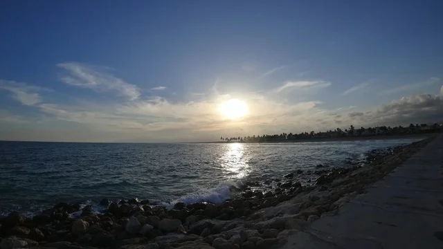 غروب الشمس فوق بحر عُمان والساحل الصخري في مدينة صلالة غروب الشمس فوق بحر عُمان والساحل الصخري في مدينة صلالة