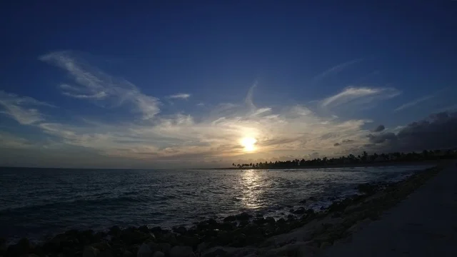 غروب الشمس في منتجع صلالة روتانا بسلطنة عمان